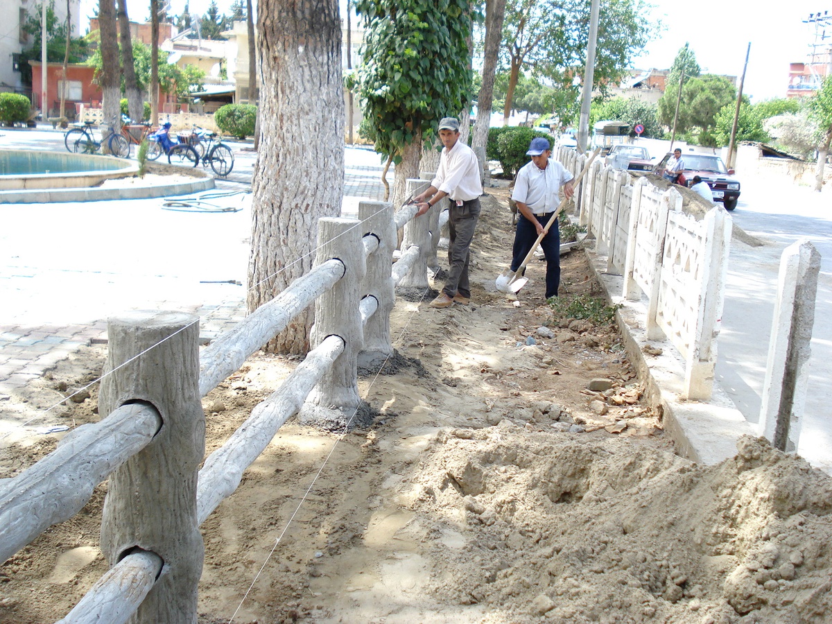 Sarıgöl Belediyesi Ağaç Görünümlü Çit Üretiyor
