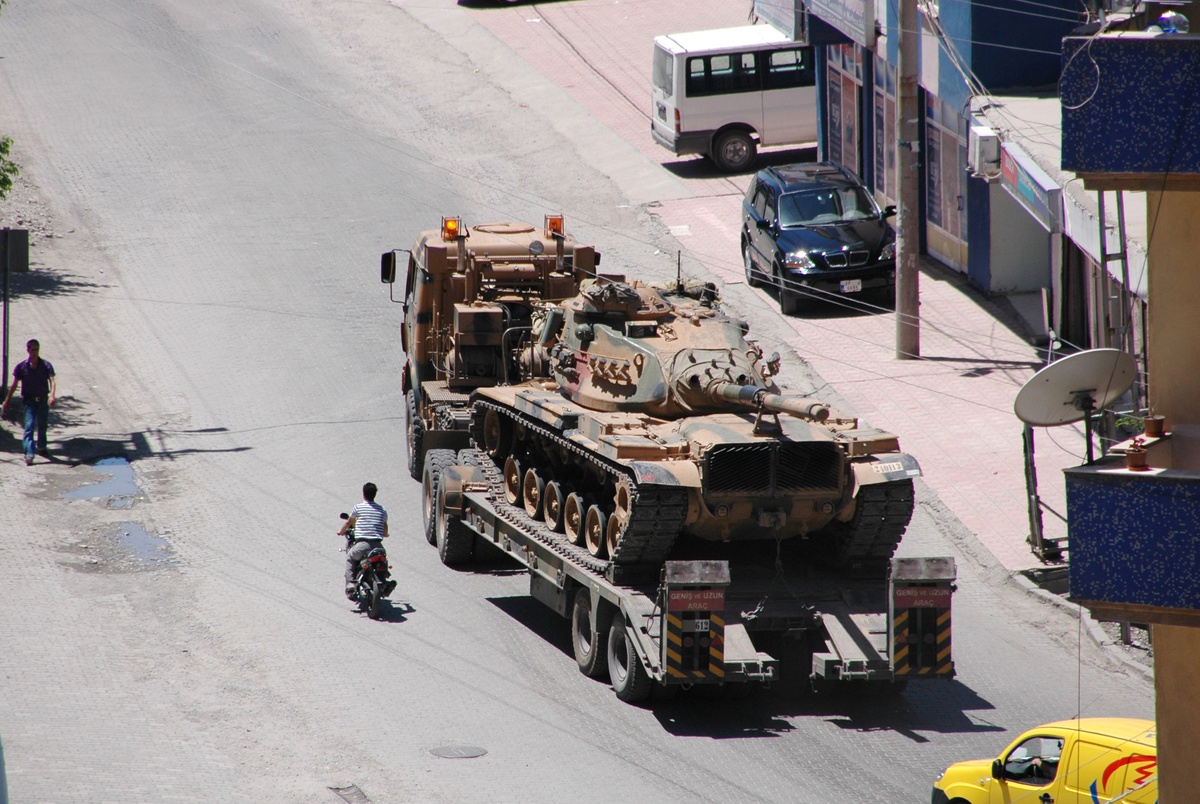 Sınır Birliklerine Tank Sevkıyatı Sürüyor