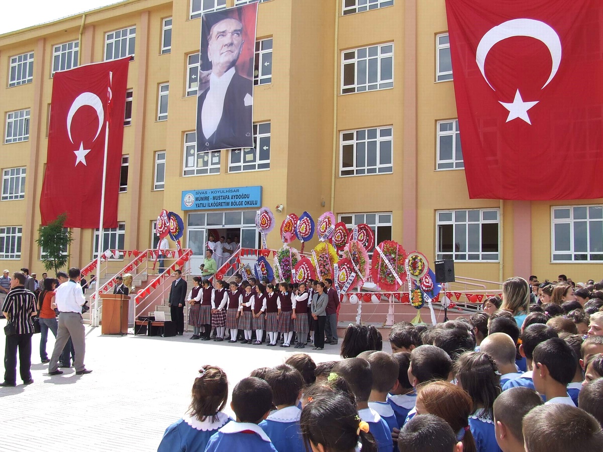 Sivas Valisi Veysel Dalmaz Koyulhisar İlçesi'nde