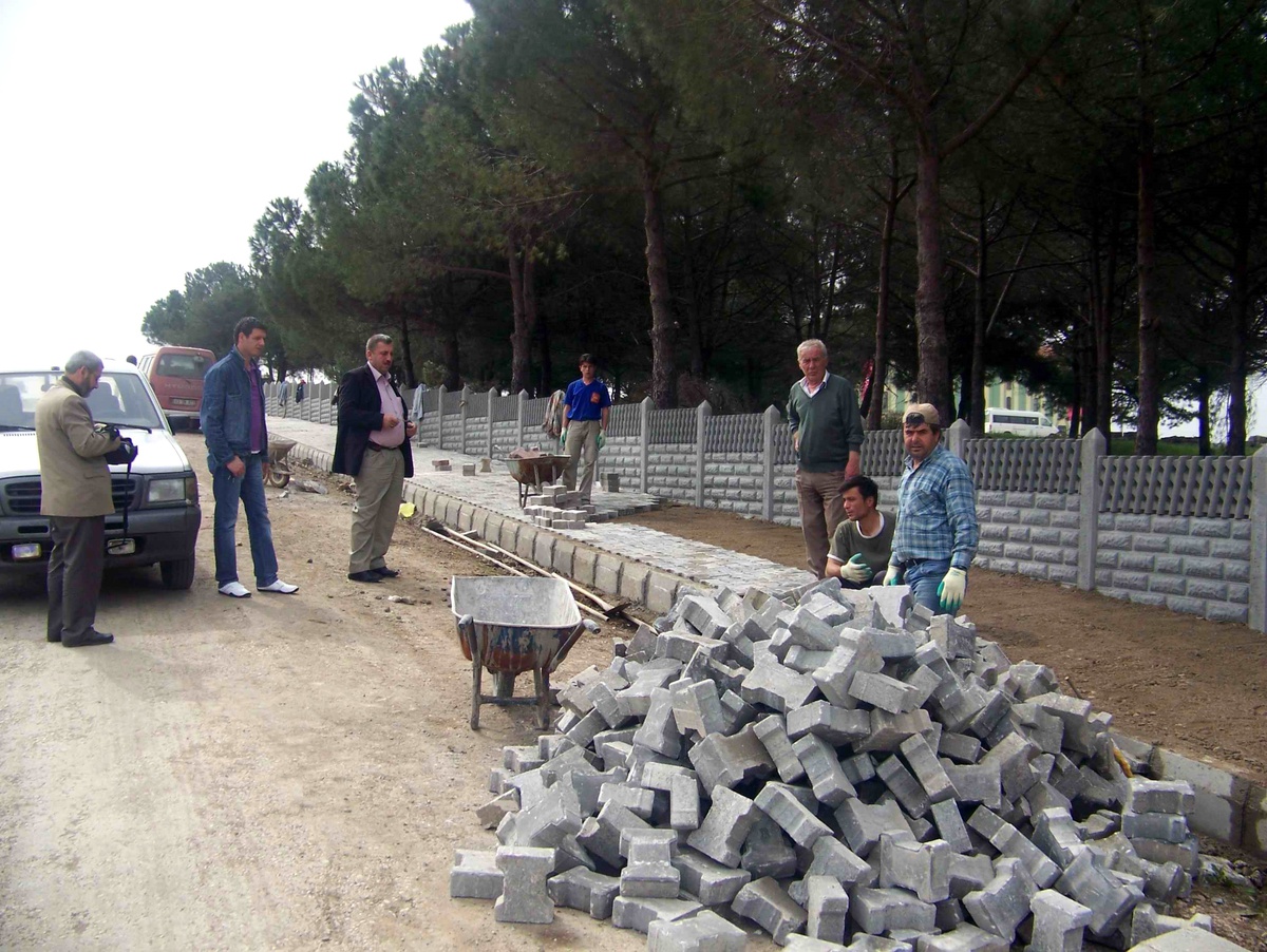 Biga'da Köylerde Yollara Parke Taş Döşeme Çalışması Devam Ediyor