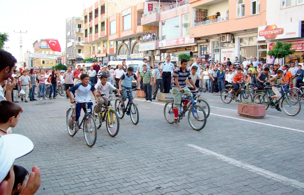 Midyat\'ta Düzenlenen Bisiklet Yarışması Büyük Çekişmeye Sahne Oldu