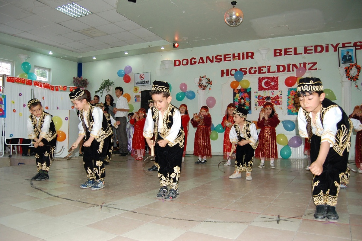 Ana Okulu Öğrencileri Diploma Töreninde Kep Giydiler