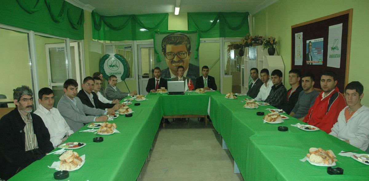 Anavatanlı Gençlerden Toplu İstifa