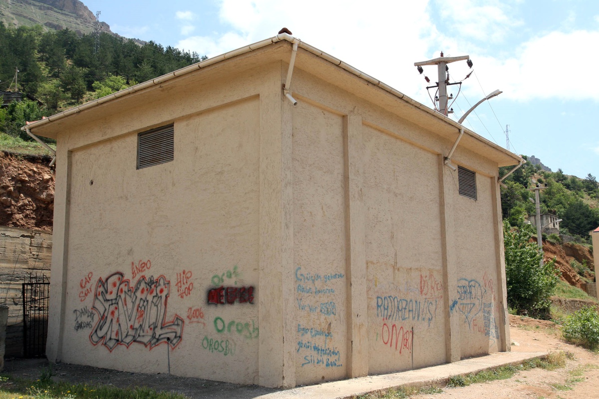 Elektrik Trafosu Karalama Tahtasına Döndü
