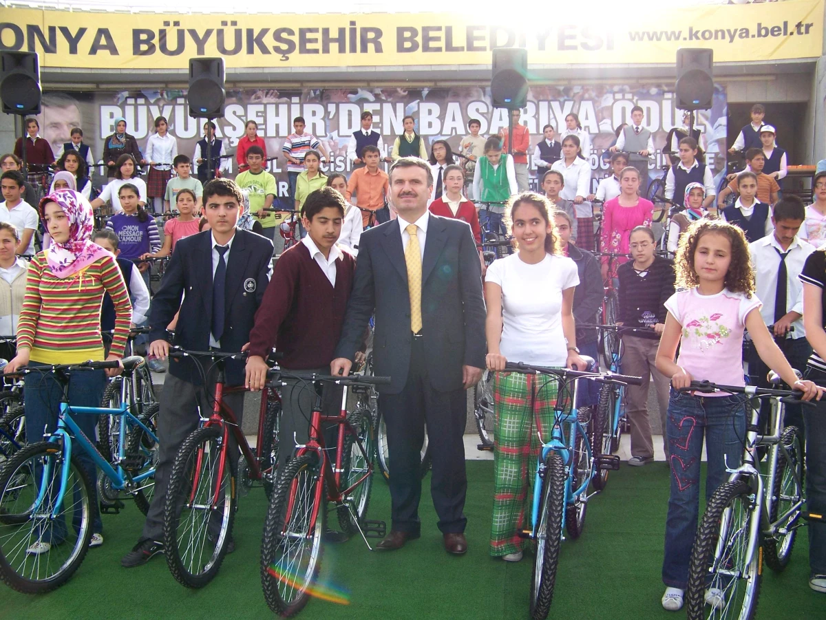 İlköğretim Okulu Birincilerine Bisiklet Hediyesi