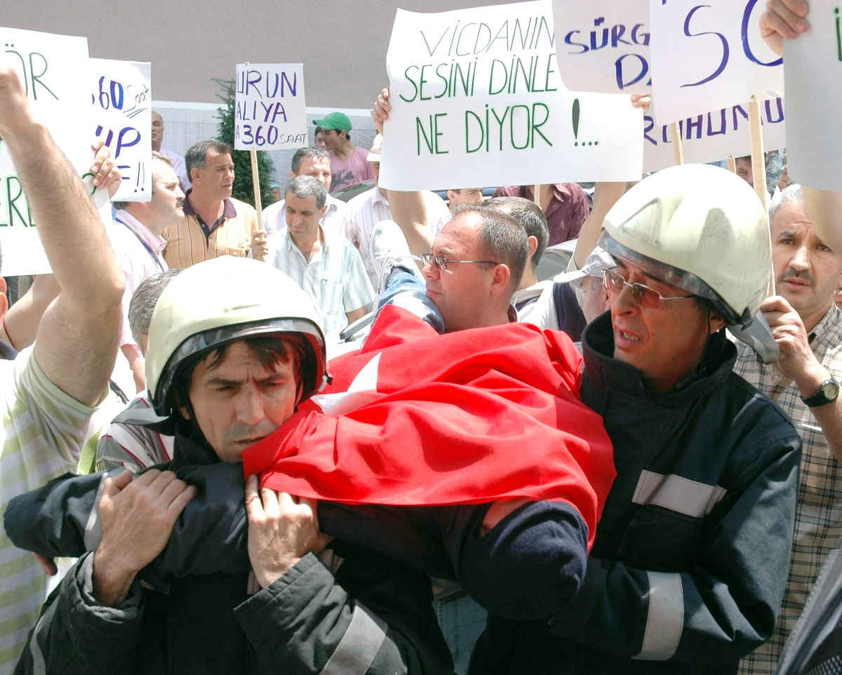 İtfaiyecilerden Cenazeli Protesto