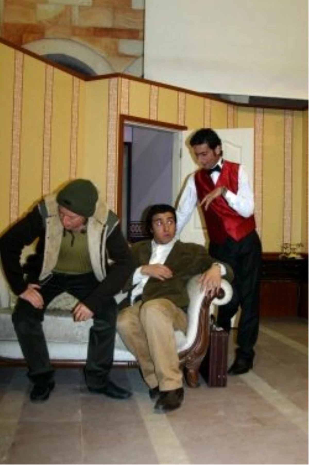 Nevşehir\'de \'Karmakarışık\' Adlı Tiyatro Oyunu Büyük Beğeni Topladı