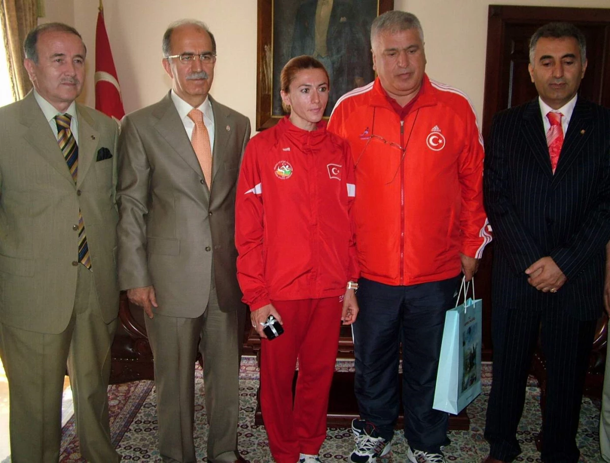 Vali Harput\'tan Pekin Yolcusu Atlet Yeliz Kurt\'a, Cumhuriyet Altını