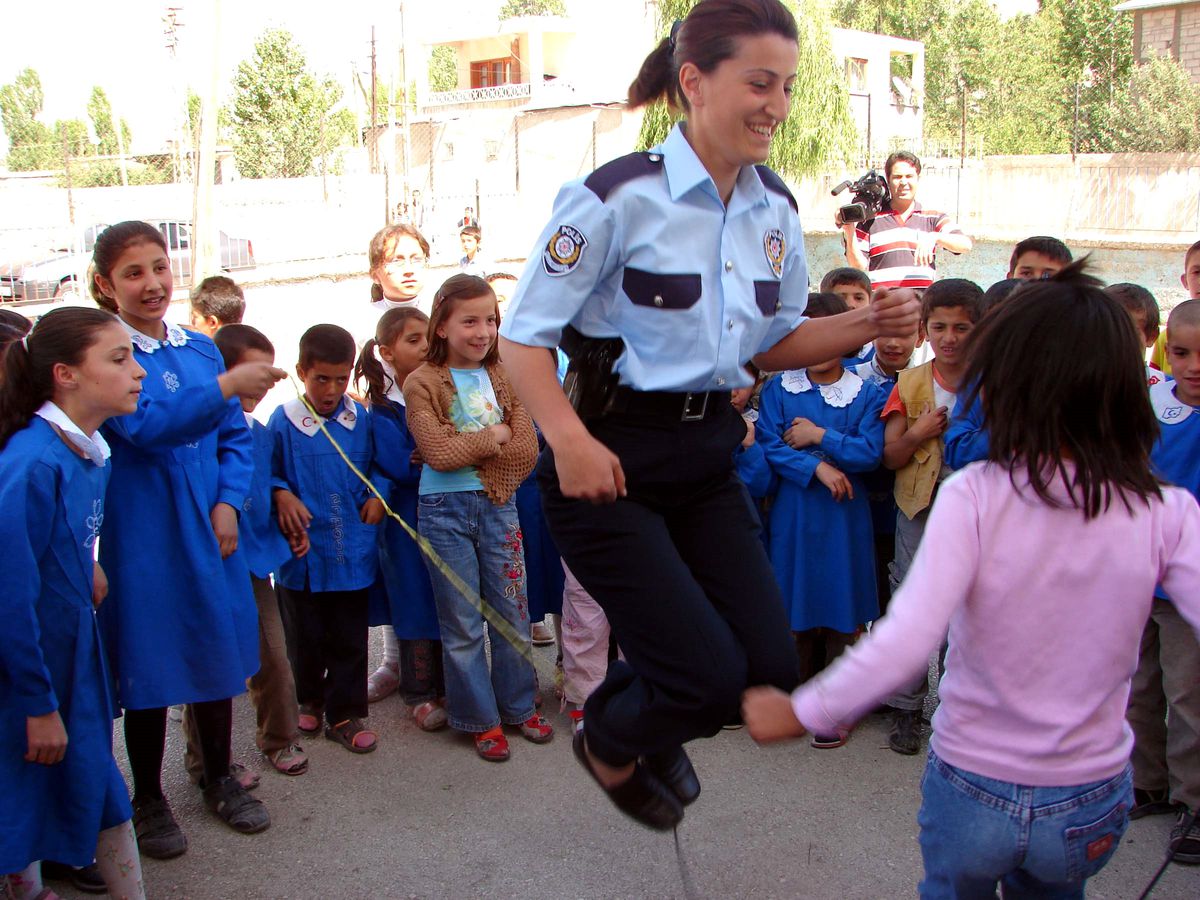 Bayan Polisler Oyunlarla Çocukların Gönüllerini Fethetti