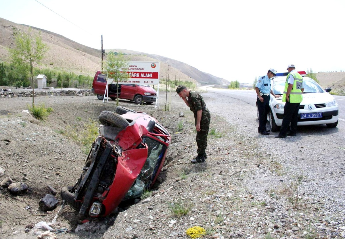 Erzincan'da Trafik Kazası: 3 Yaralı