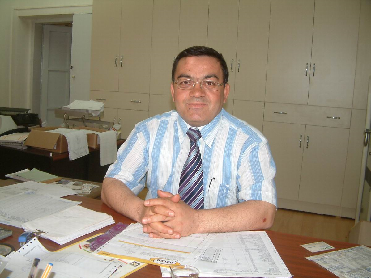 Hem Müdür, Hem Memur, Hem Hizmetli