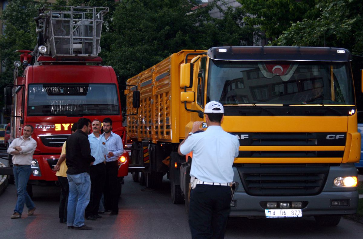 Kamyon, İtfaiye Aracına Çarptı