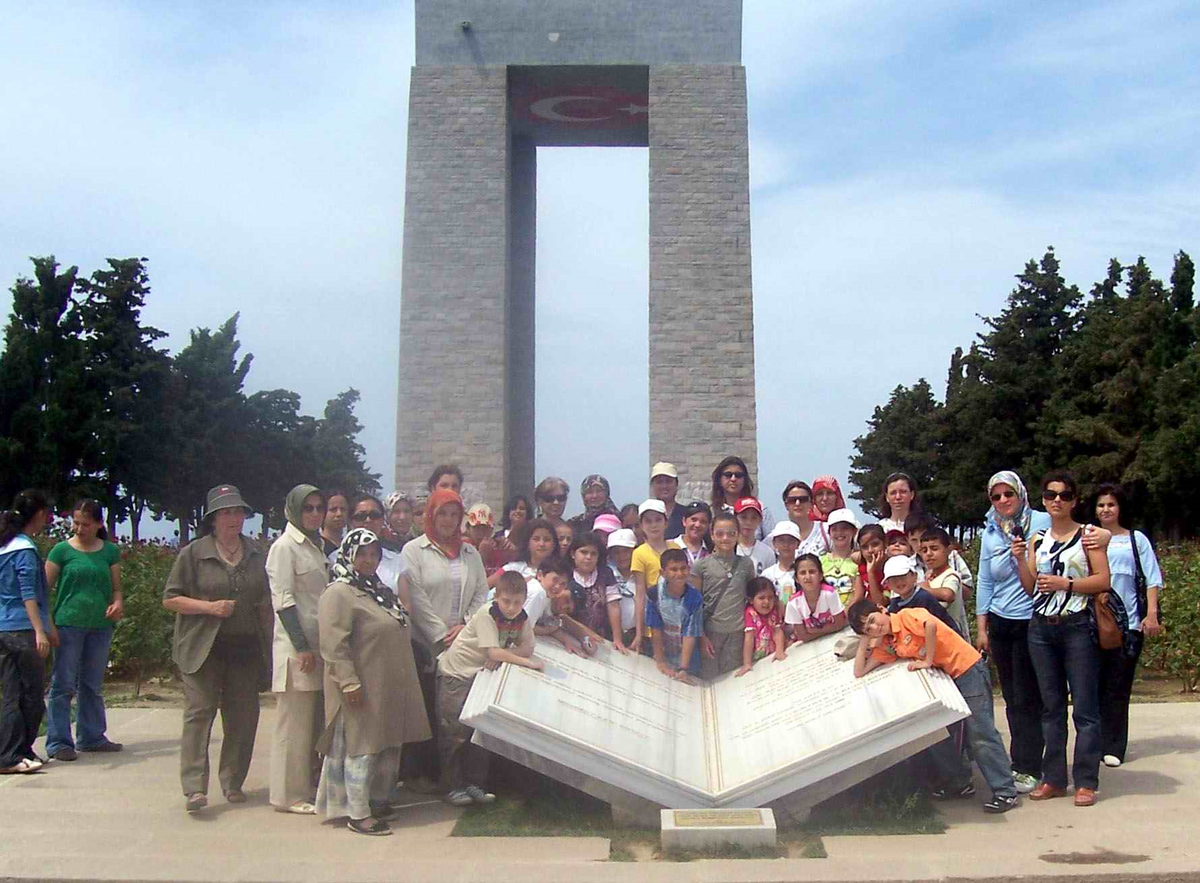 Kızılay Öğrencilere Şehitlikleri Gezdirdi