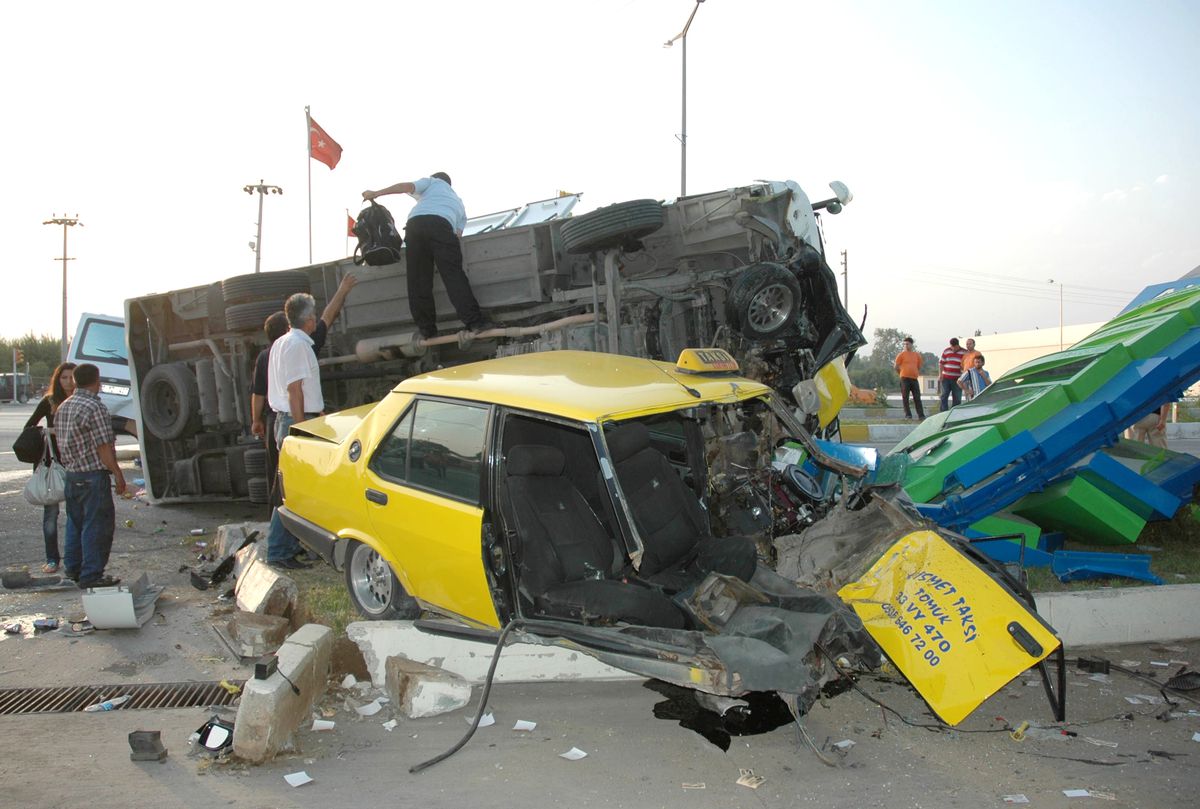 Mersin'de Trafik Kazası: 11 Yaralı