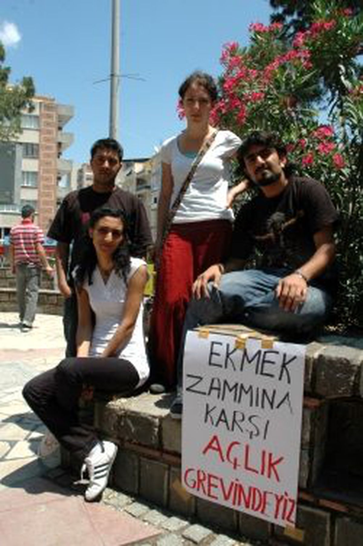 Öğrenciler, Ekmek Zammını Açlık Greviyle Portesto Etti