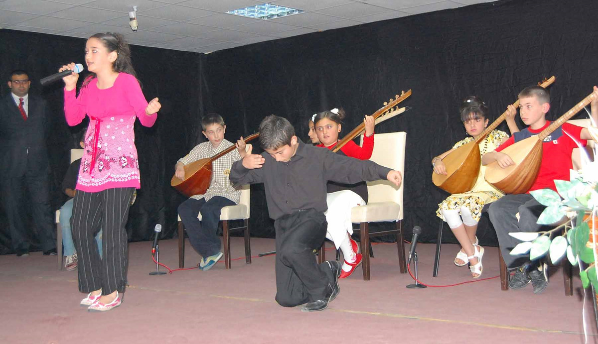Öğrencilerin Halk Müziği Konseri ve Şiir Dinletisi