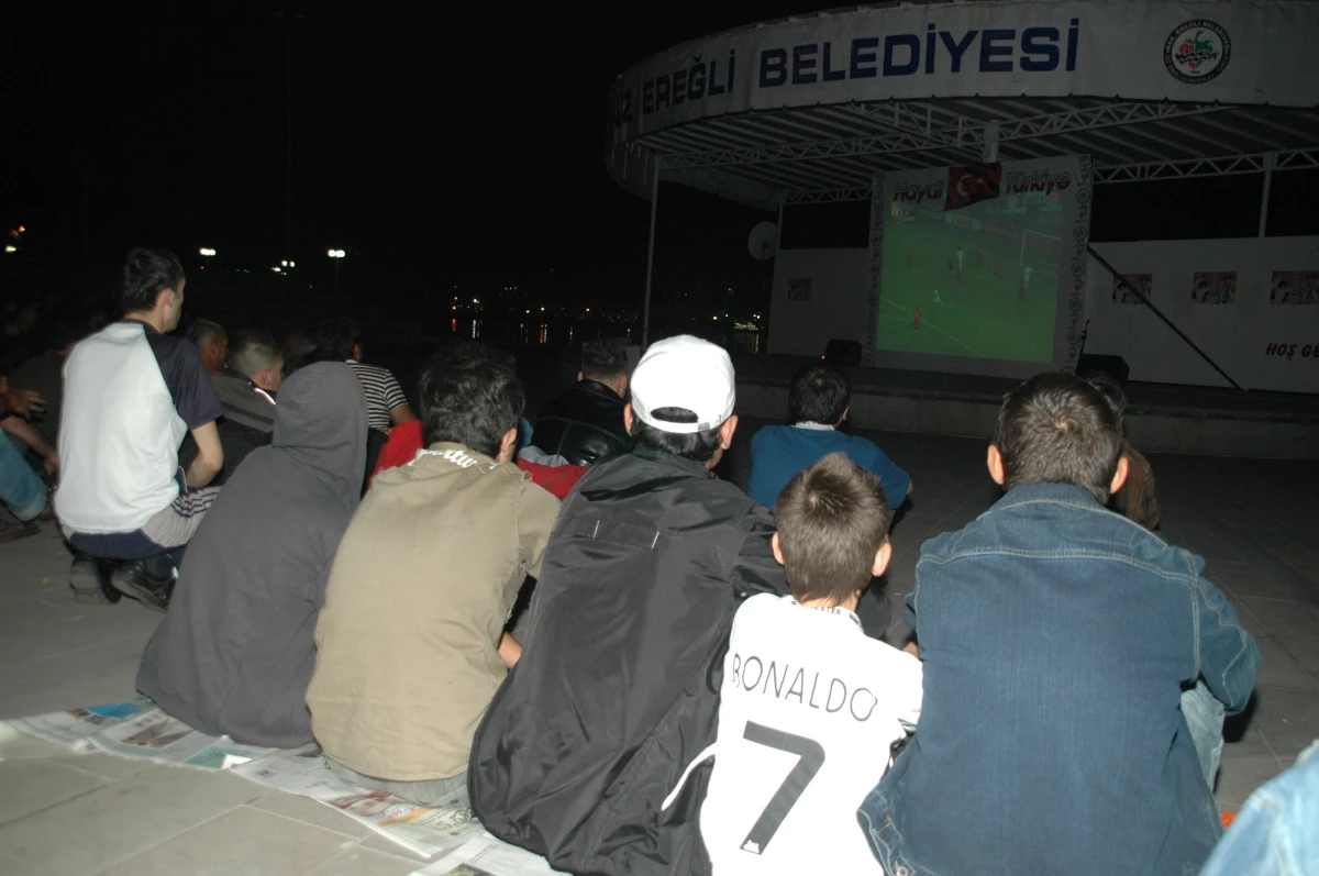 Türkiye İsviçre Maçı Dev Ekranda