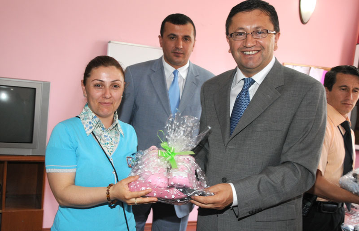 Başkan Tiryaki'den Spor Yapan Bayanlara Eşofman Hediyesi