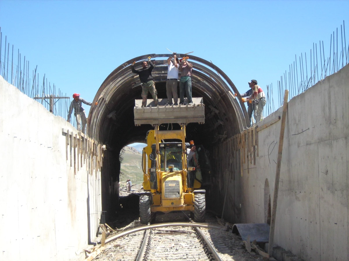 Demiryoluna Koruma Tuneli