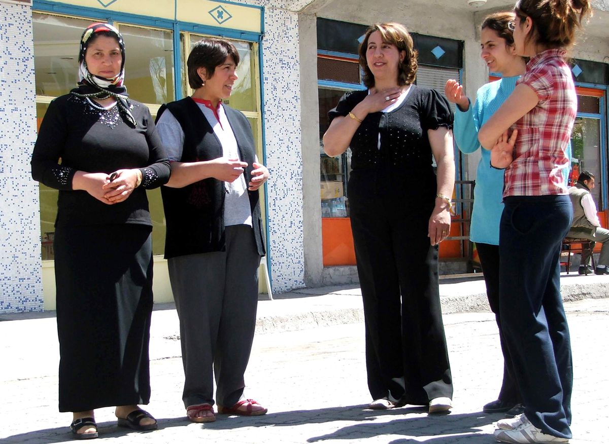 Kars'ın 'Sultan' Muhtarı Gününü Dert Dinleyerek Geçiriyor