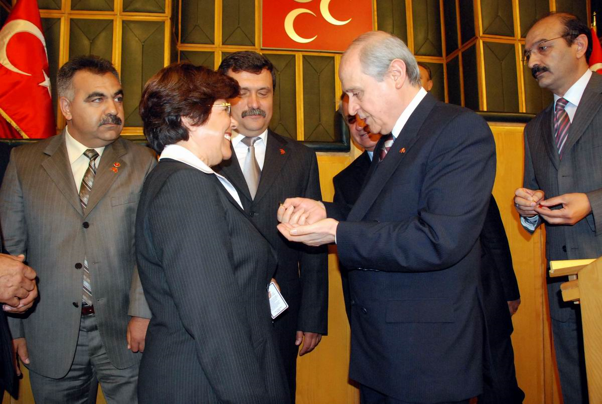 Rozetlerini Bahçeli Taktı