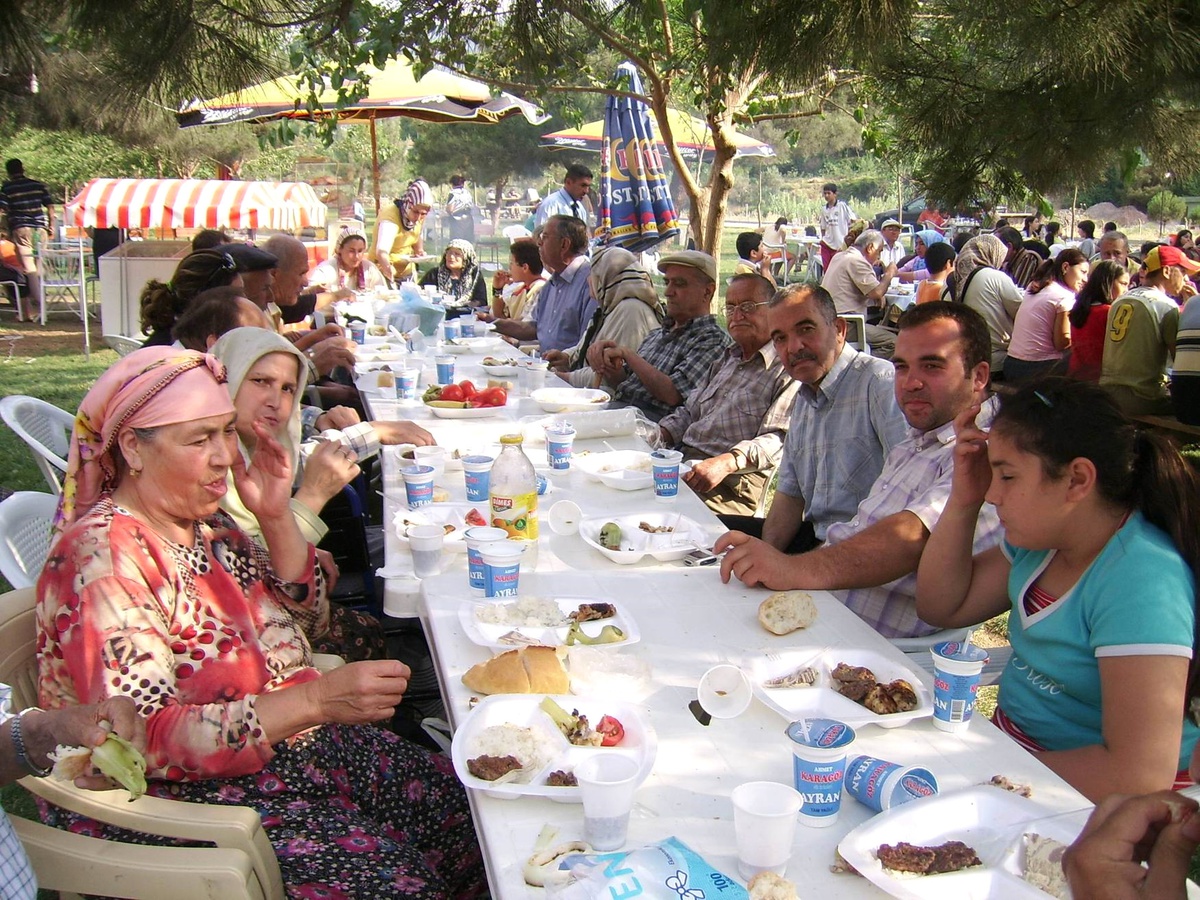Salihli'de Diyaliz Hastaları İçin Piknik Düzenlendi