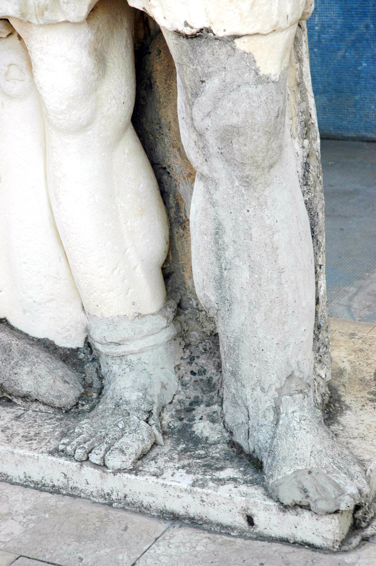 Tarihi Augustus Heykeline Beton Protez