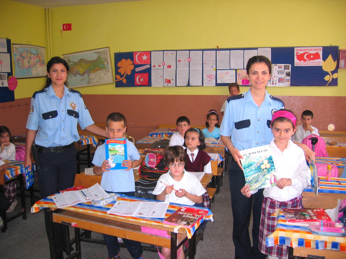 Toplum Destekli Polis Bürosu, Öğrencilere Kitap Dağıttı