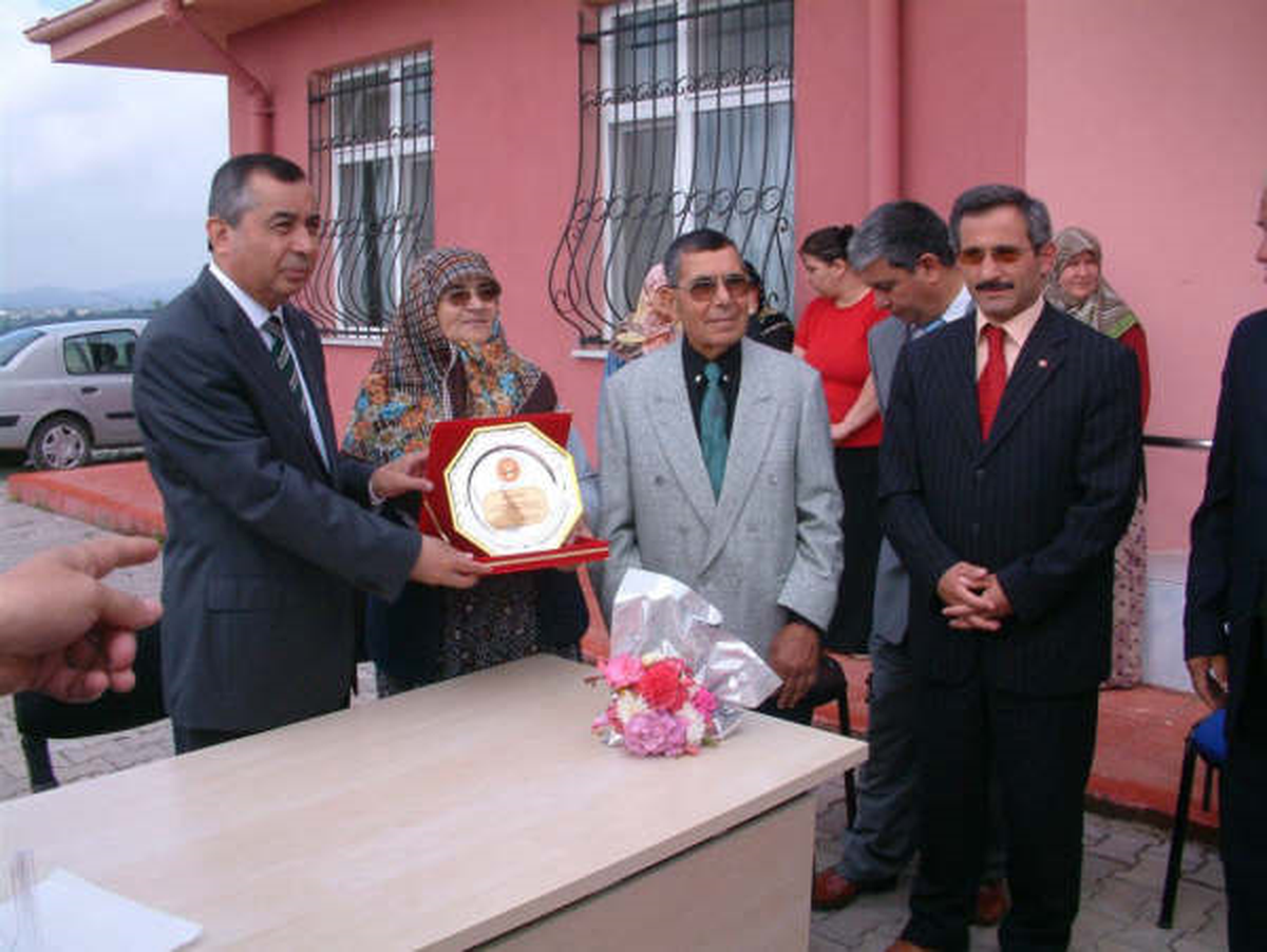 Vali Atak'tan, Hayırsever Vatandaşa Plaket