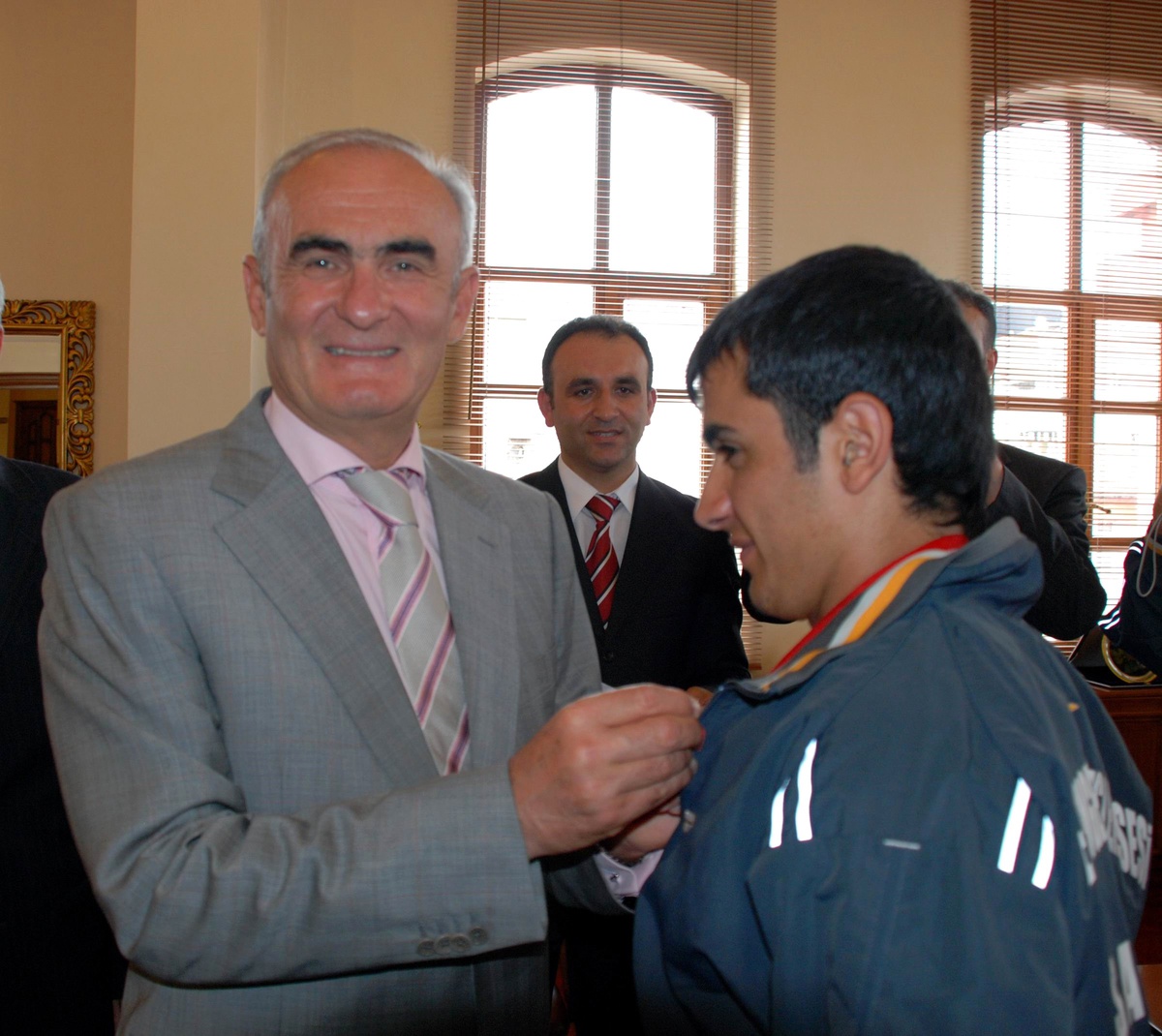 Başkan Yılmaz'dan İşitme Engelli Öğrencilere Altın