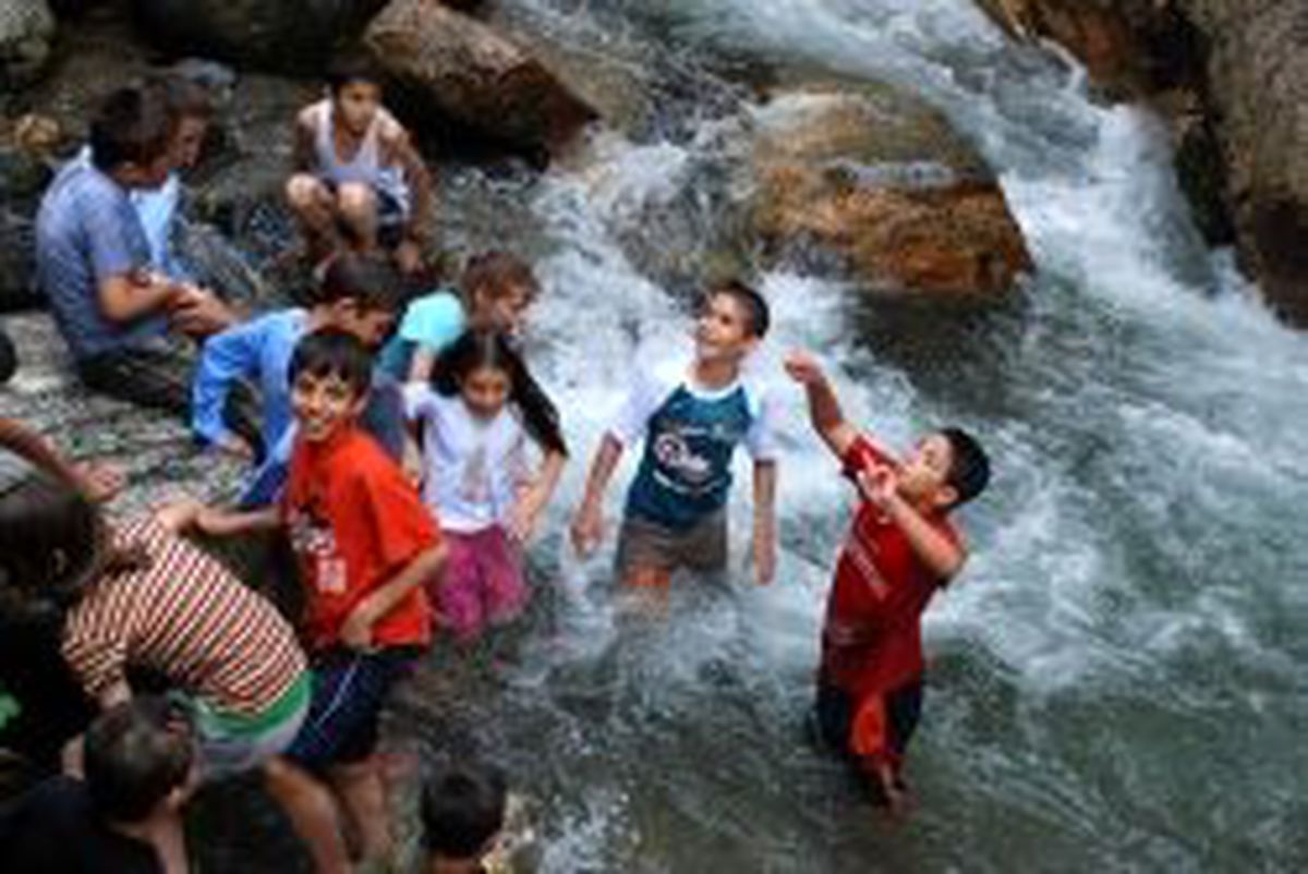 Bursa'da Sıcaktan Bunalan Çocuklar Şelalede Serinledi