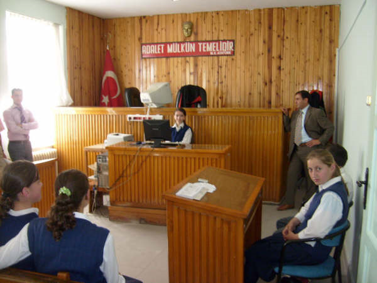 Dursunbey'de Adliyeyi Ziyaret Eden Öğrenciler Hakim ve Savcılık Mesleklerini Öğrendi