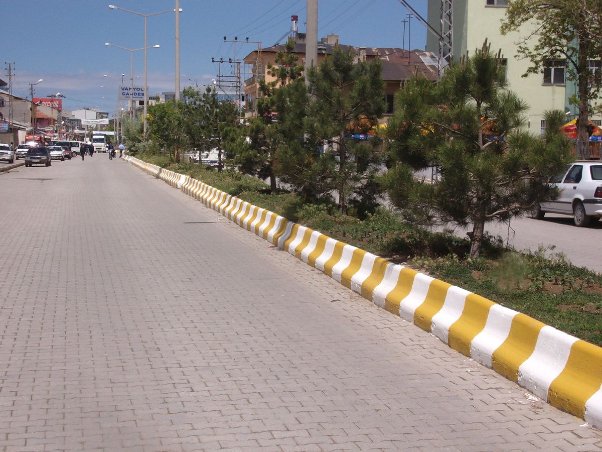 Erciş'te Bakım ve Onarımı Yapılan Orta Refüjler Boyandı