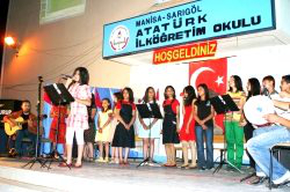 Atatürk İlköğretim Okulu'nda Türkü Gecesi