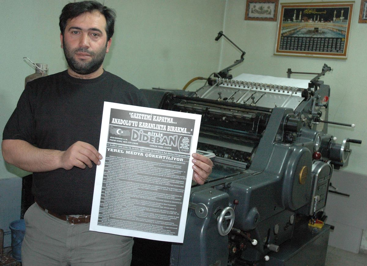 Bitlis'teki Yerel Gazeteler Başlıklarını Kararttı