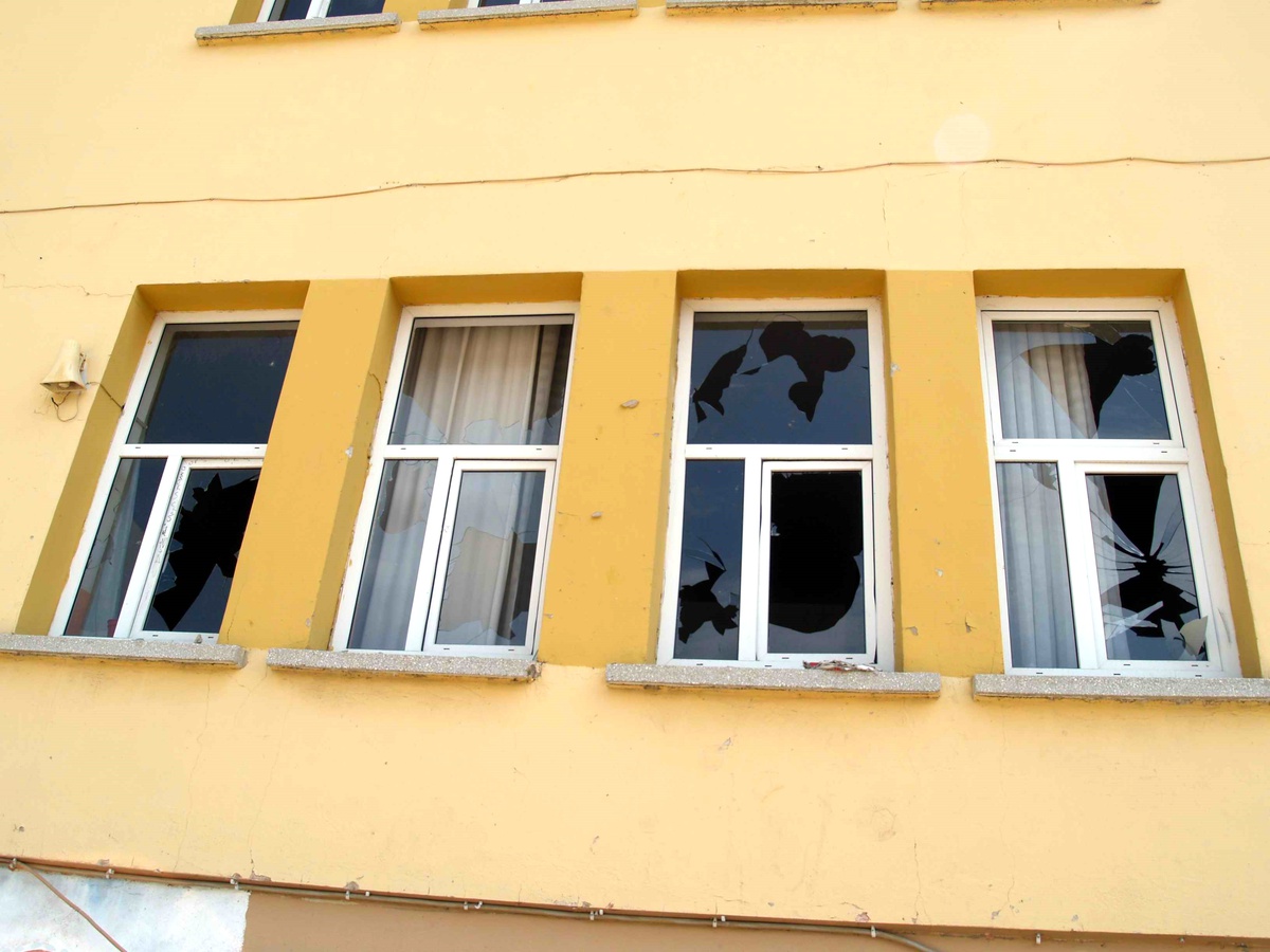 Gelibolu'da Boşaltılan Okulun Camlarını Kırdılar