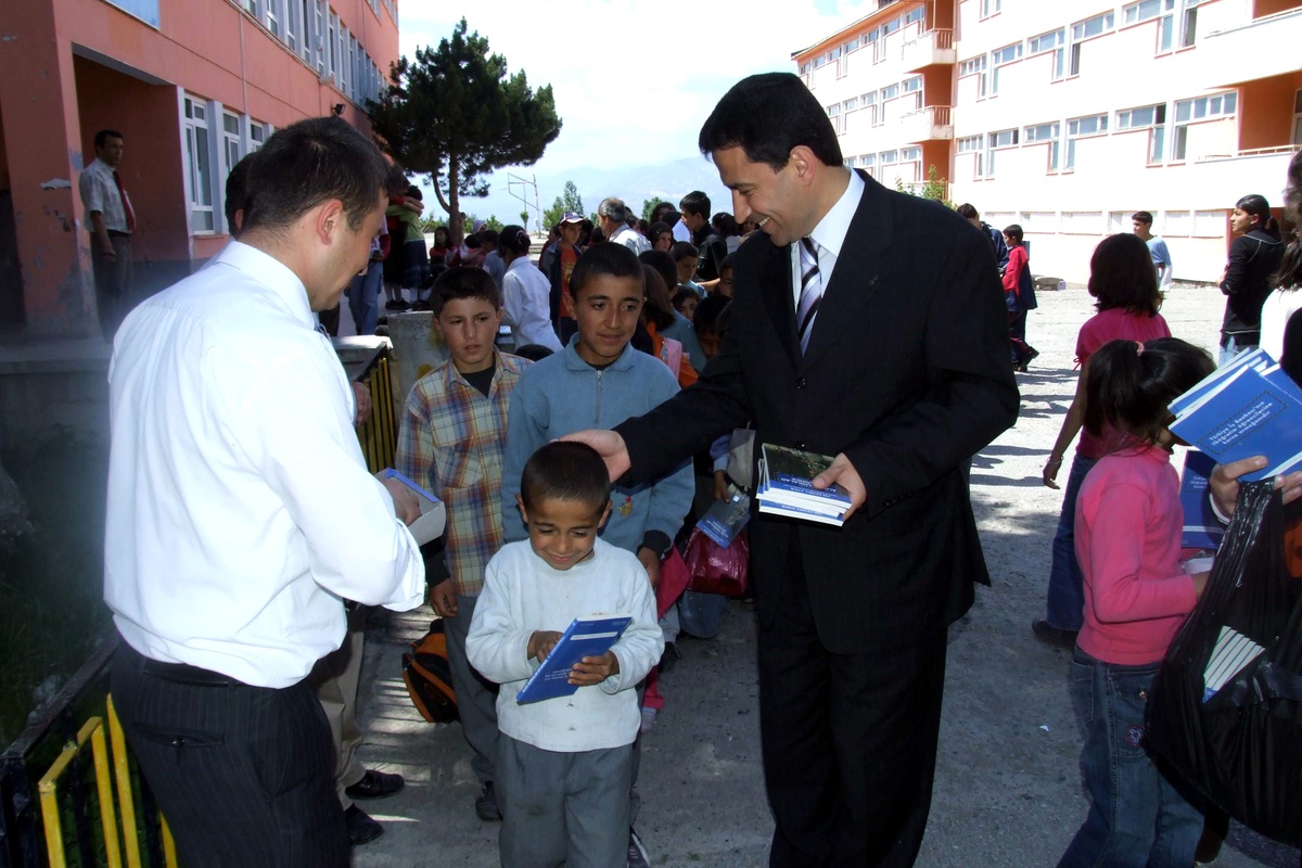 İş Bankası'ndan Öğrencilere Kitap