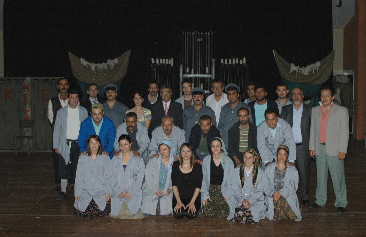 Sabah Şantiye, Akşam Sahne