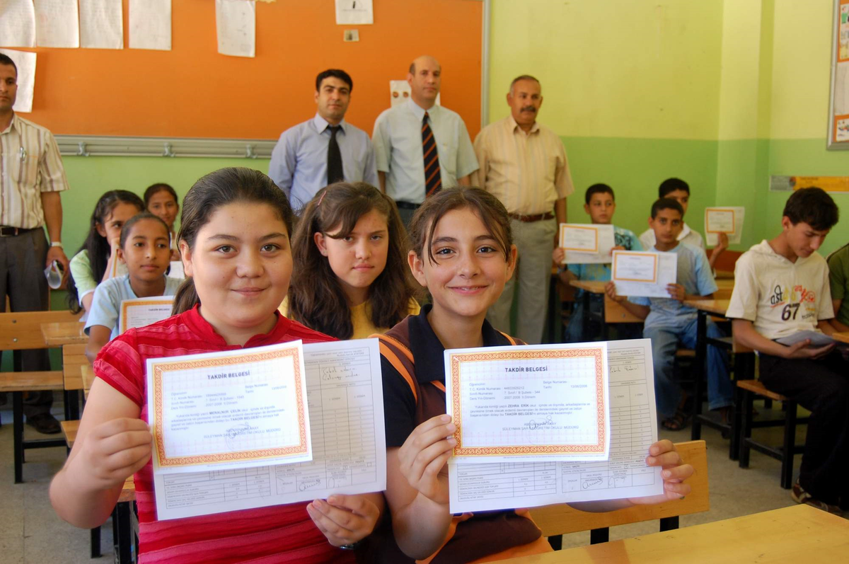 Şanlıurfa'da Öğrencilerin Karne Sevinci