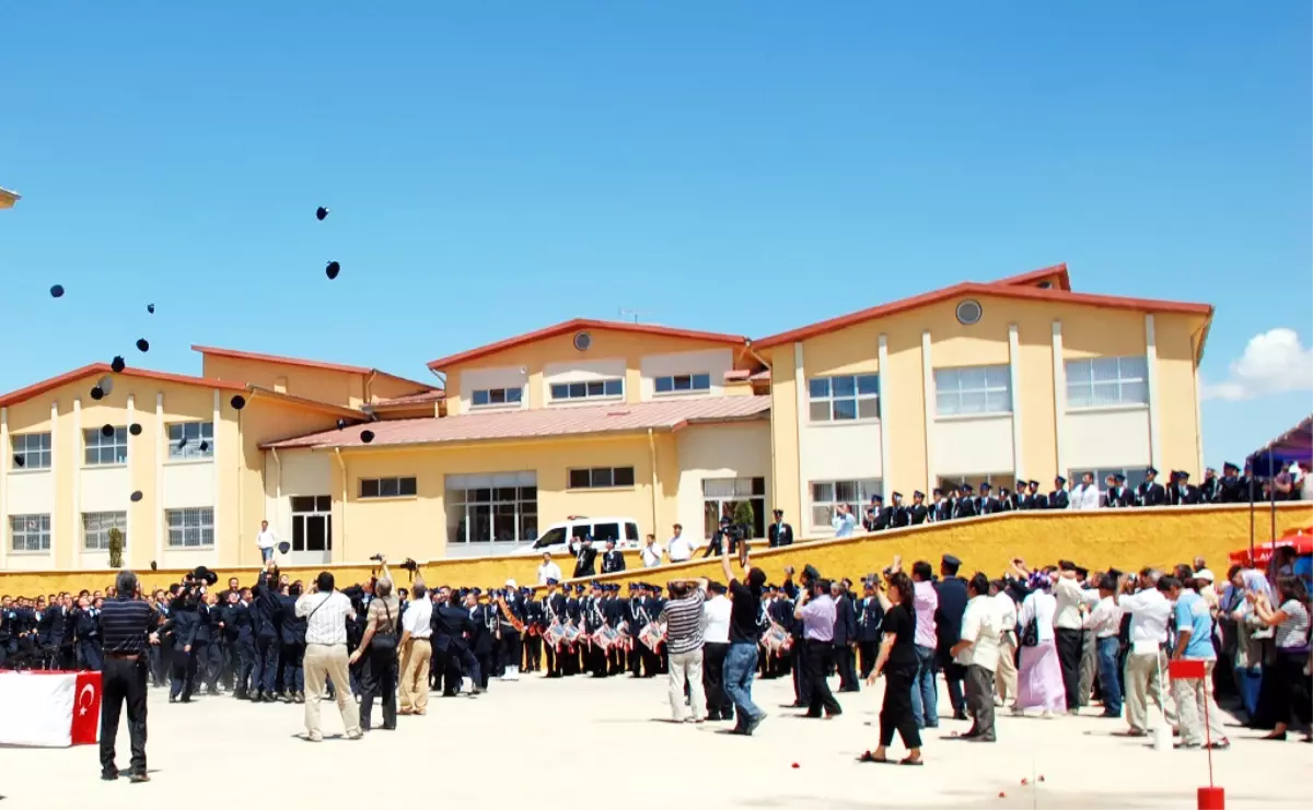 Siirt Polis Meslek Yüksek Okulu\'nda Mezuniyet Töreni Düzenlendi