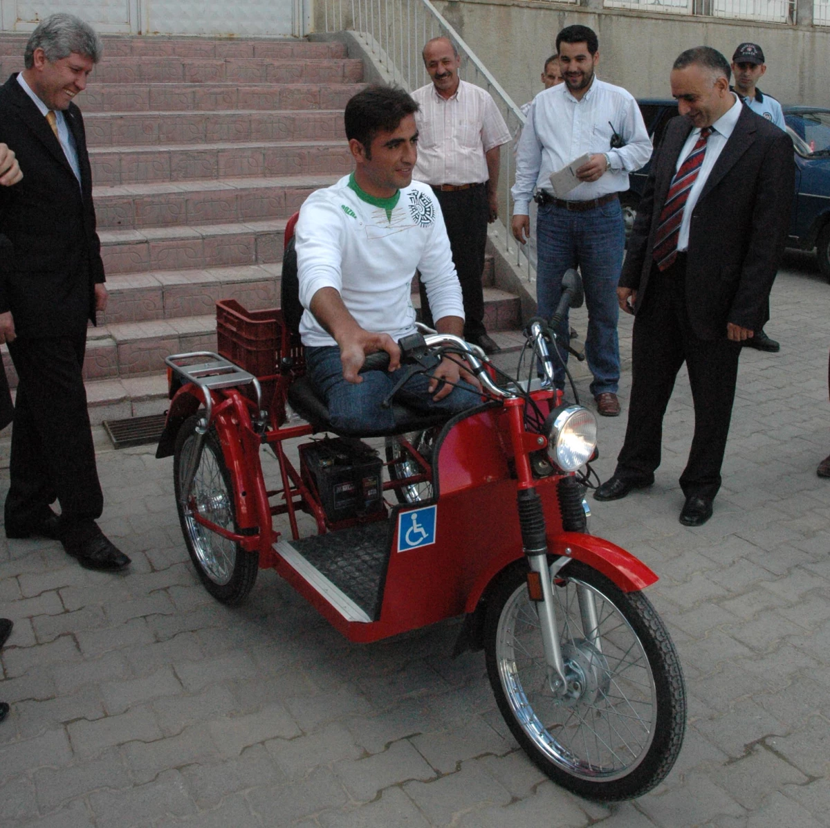Bitlis\'te Engelli Öğrenciye Motorlu Araç Hediye Edildi