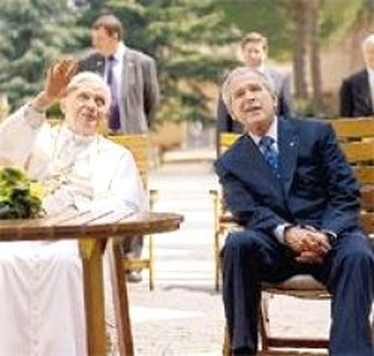 Papa'dan Bush'a Özel Karşılama