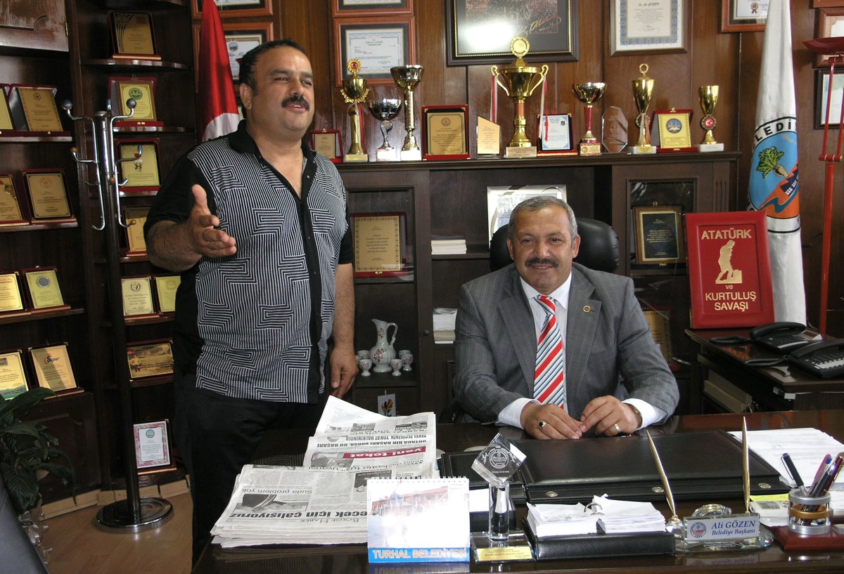 Ünlü Sanatçı Serttaş'tan Başkanın Makamında Mini Konser