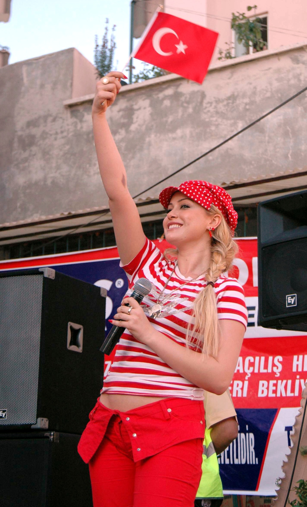Yeliz Yeşilmen'den Milli Takım'a Şarkılı Destek