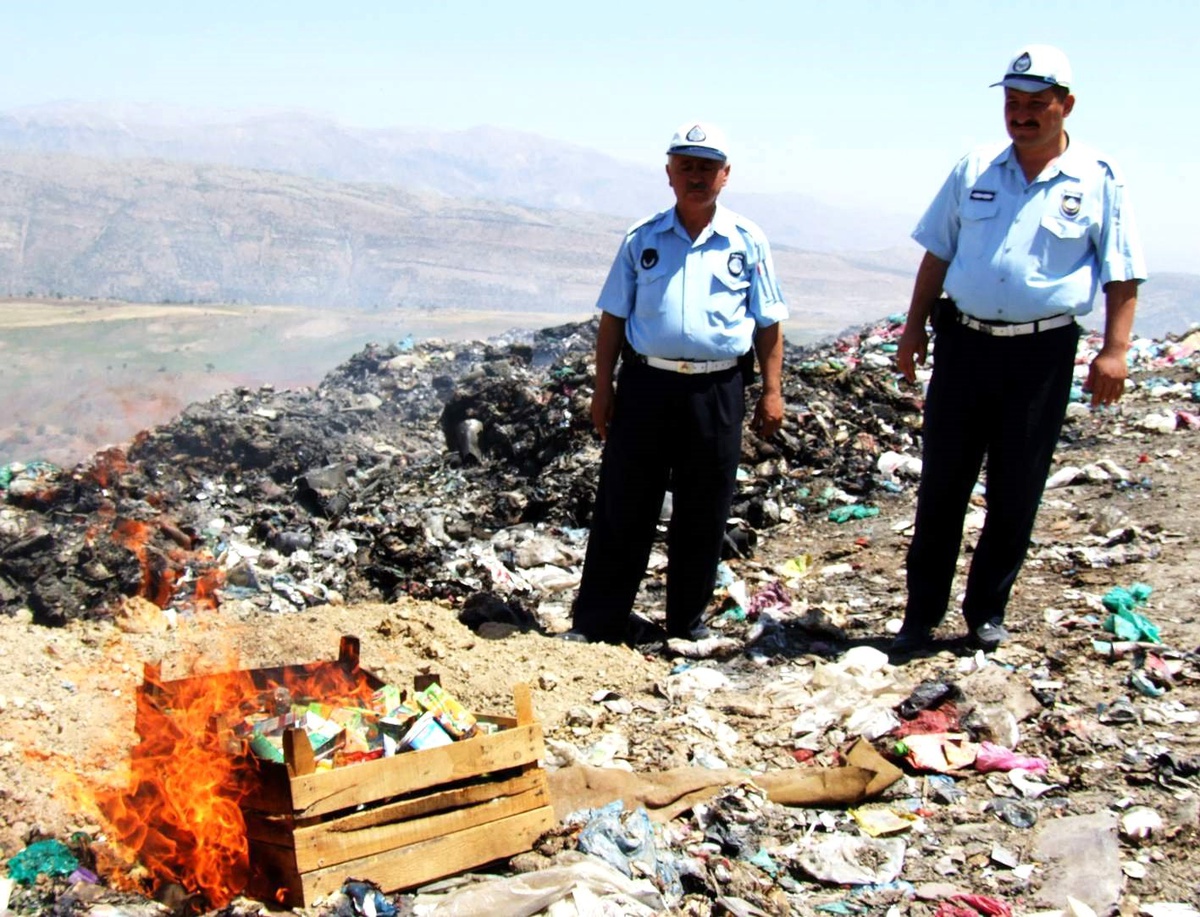 Besni'de Tarihi Geçmiş Gıda Ürünleri İmha Edildi