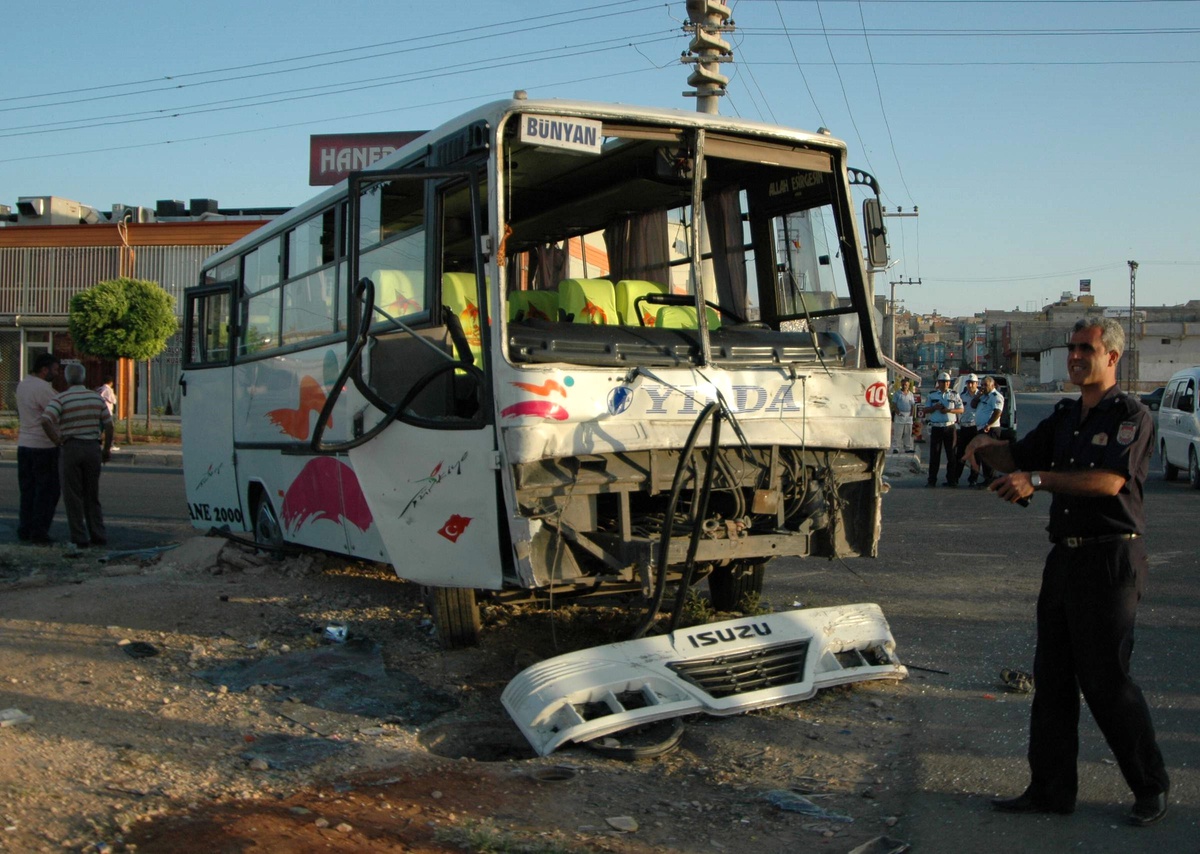 Düğün Minibüsü ile İşçi Servisi Çarpıştı: 1 Ölü, 15 Yaralı
