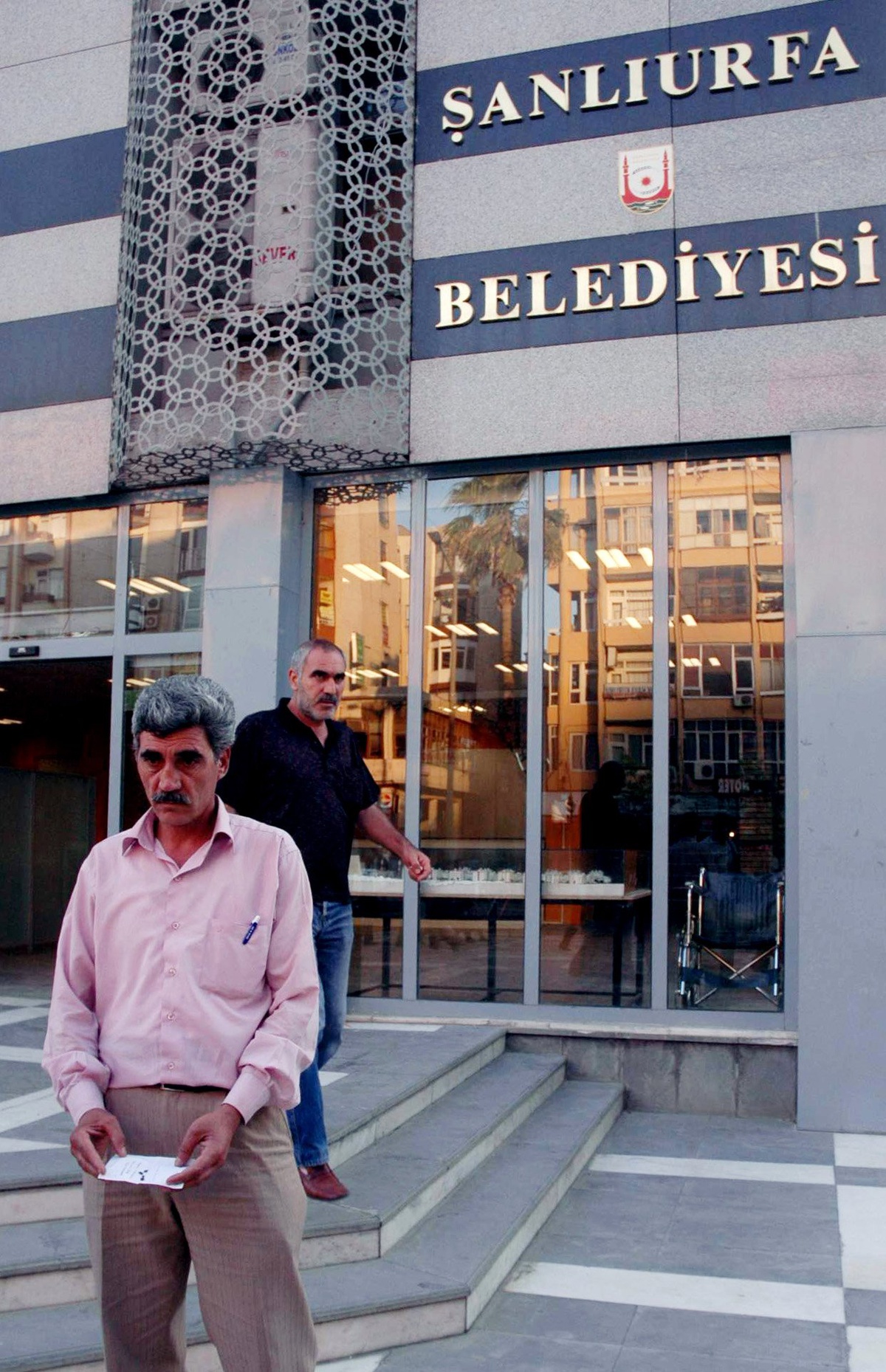 Evinin Bahçesinde Bulduğu Keneleri Belediyeye Götürerek Yetkililere Gösterdi
