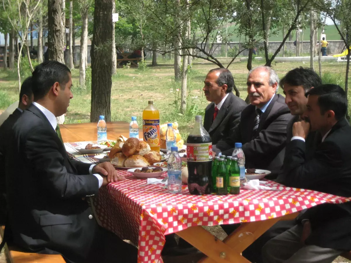 Hamur'da Öğretmenler Bir Yıllık Yorgunluklarını Piknik Yaparak Attı