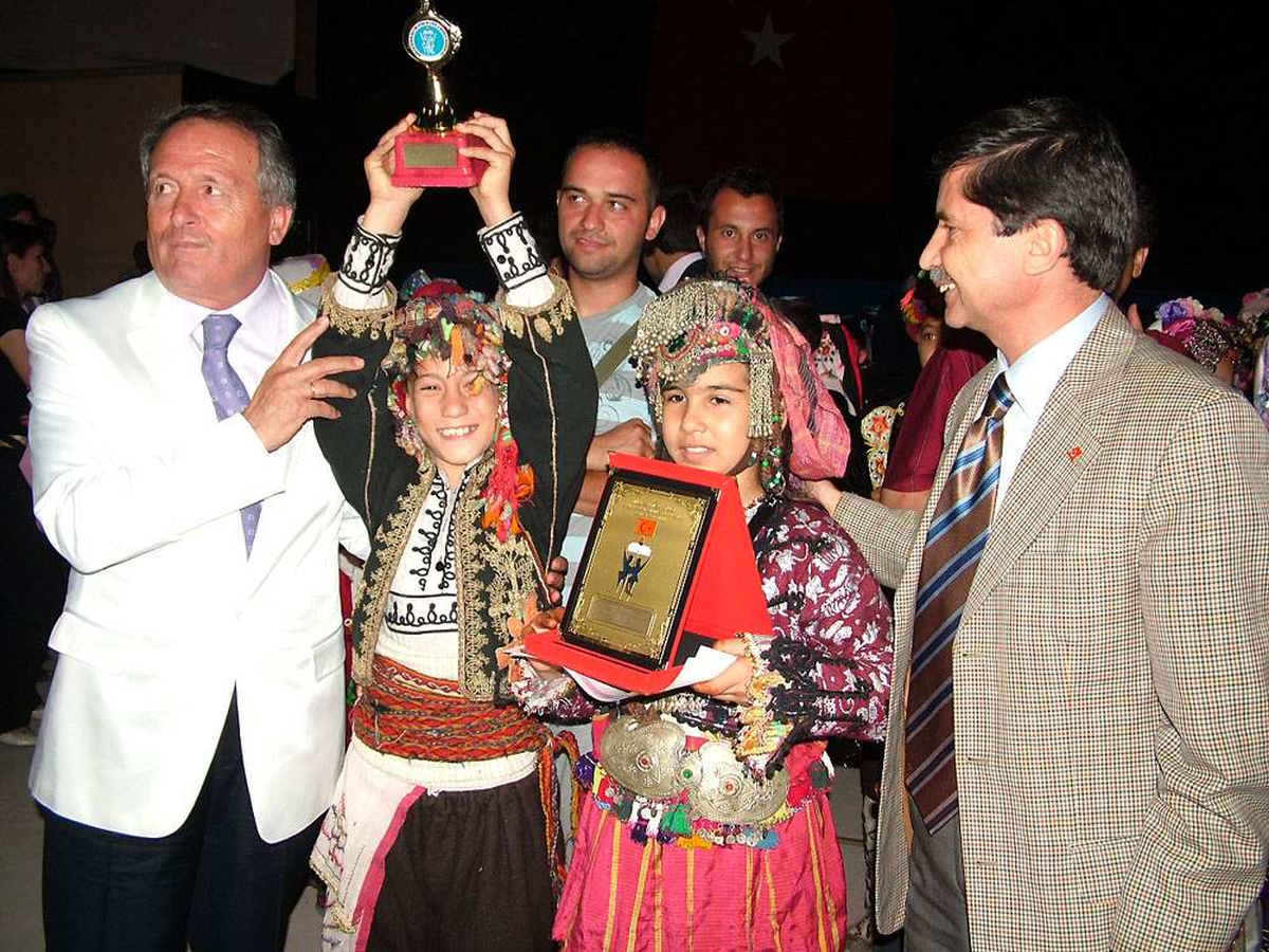 İlkokul Öğrencileri, Halk Oyunu Gösterileriyle Büyüledi