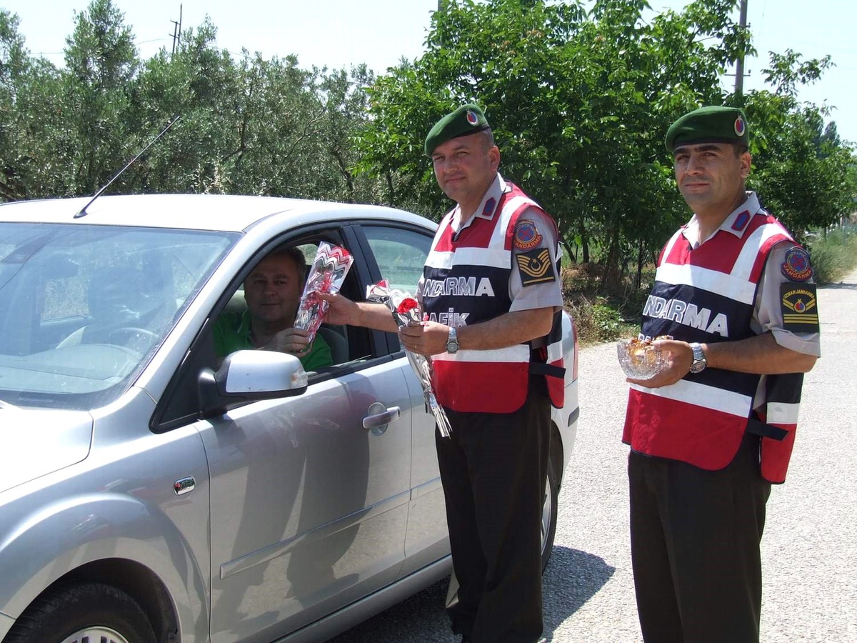 Jandarmadan Sürücülere Gül ve Çikolata Sürprizi